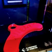 赤色のゴールを3Dプリンタで製作中