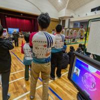 韓日ドローンフェスティバルの開会式を待ついなべスカイホークスのメンバー