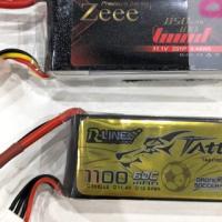 Tattuのドローンサッカー用バッテリー1100mAhF9A-B用サイズ比較