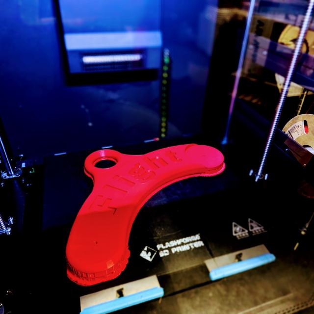 赤色のゴールを3Dプリンタで製作中