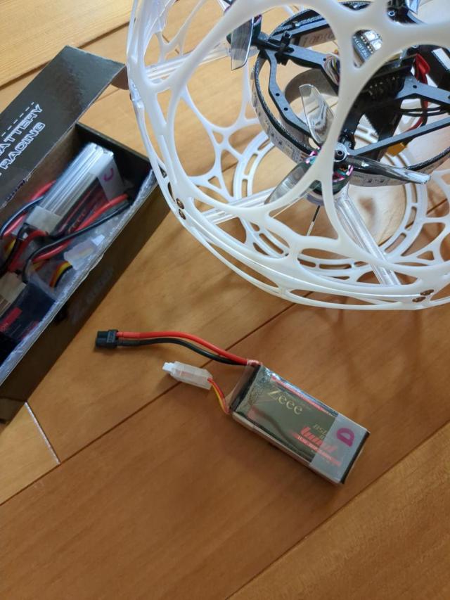 3S850mAhのバッテリーでドローンサッカーの練習