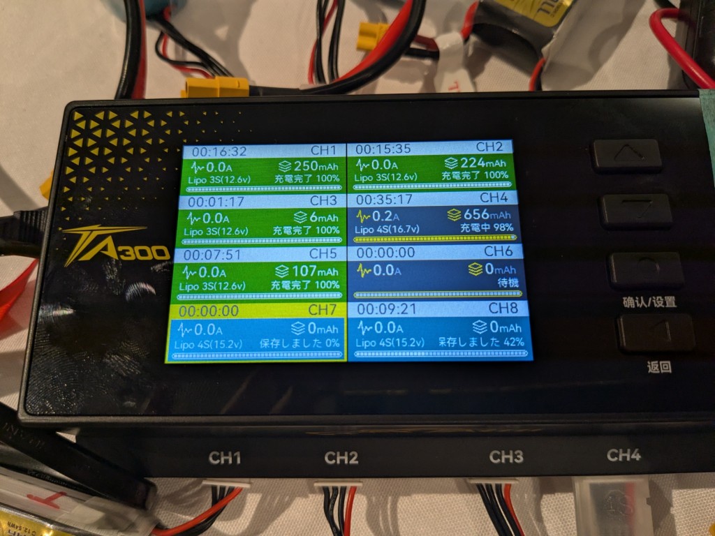 TA300は8ポートの同時充電とバッテリー状況の一覧を表示できる