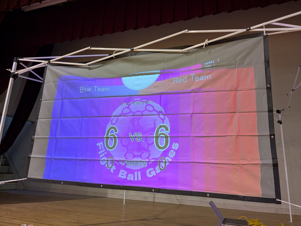 フライトボールの情報広場の得点ソフトをリアプロジェクションスクリーンに投影した様子