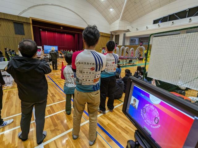 韓日ドローンフェスティバルの開会式を待ついなべスカイホークスのメンバー