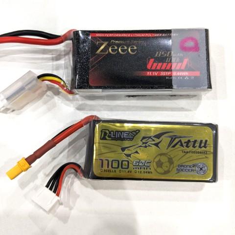 Tattuのドローンサッカー用バッテリー1100mAhF9A-B用サイズ比較